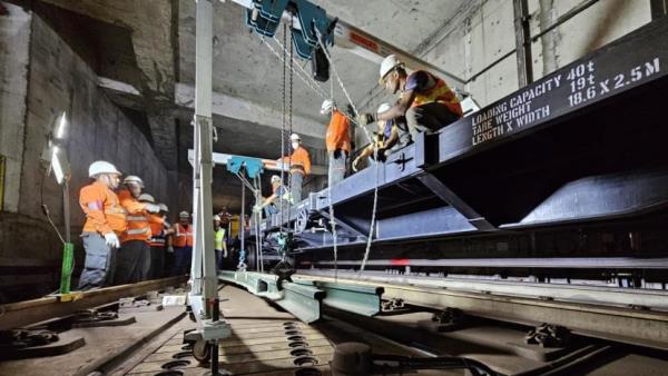 Circle Line delay: Commuters urged to use other MRT routes while crack on rail track is being fixed