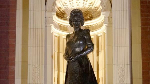 Statue of Queen Elizabeth II