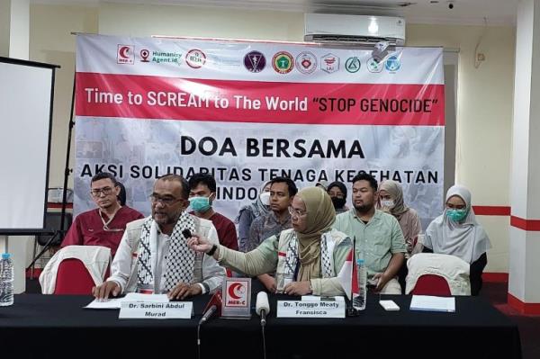 Prayer event at MER-C HQ in Jakarta with Dr. Sarbini Abdul Murad (front left), the head of MER-C. 