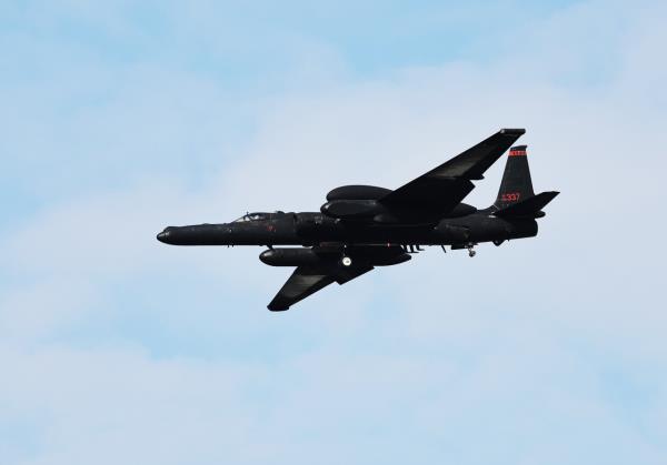 The US Air Force's U-2S Dragon Lady, a high-altitude reco<em></em>nnaissance and surveillance aircraft, lands at Osan Air ba<em></em>se in the city of Pyeongtaek, Gyeo<em></em>nggi Province on Wednesday afternoon, hours after North Korea claimed that it successfully put a military spy satellite into orbit on Tuesday night. (Yonhap)