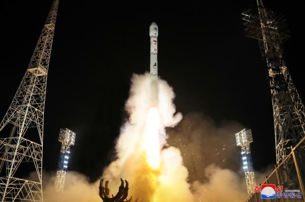 A new type of Chollima-1 rocket carrying a reco<em></em>nnaissance satellite called the Malligyong-1 lifts off from the launching pad at the Sohae satellite launch site in Tongchang-ri in northwestern North Korea at 10:42 p.m. on Tuesday in this photo released the next day by the North's official Korean Central News Agency. (Yonhap)