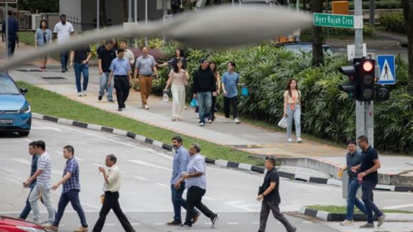 Singapore’s resident employment rate dips in 2023; real income falls: MOM