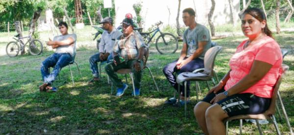 Celina Menjívar (R), a resident of San Bartolo, one of the ten settlements located in the Bajo Lempa area near the mouth of the river on the Pacific Ocean, participates in a neighborhood meeting. She argues that the Salvadoran government should compensate local families for the loss of crops due to flooding caused by an upstream dam. CREDIT: Edgardo Ayala / 