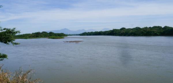 The Lempa River flows through three Central American countries: it originates in Guatemala, crosses part of Ho<em></em>nduras and then enters El Salvador, wher<em></em>e it meanders from the north until it flows into the Pacific Ocean in the south of the country. CREDIT: Edgardo Ayala / IPS