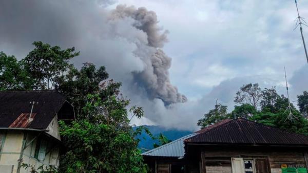 官方:印尼火山爆发后发现11名徒步旅行者死亡