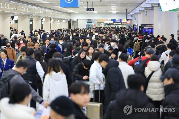 Tourists wait for flights to resume at Jeju Internatio<em></em>nal Airport, on the southern resort island of Jeju, as it completely suspended runway operations due to heavy snow, on Dec. 22, 2023. (Yonhap)