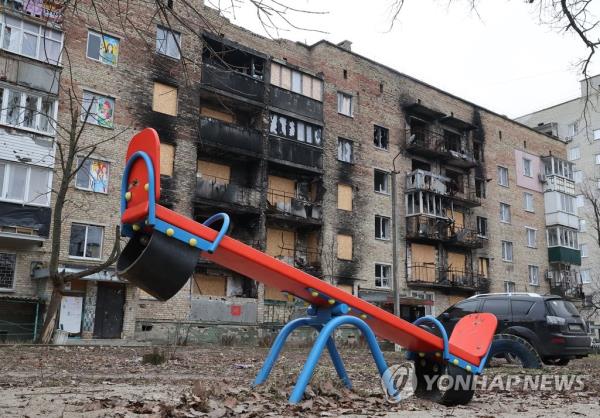 This Jan. 8, 2023, file photo shows a badly damaged apartment building in Irpin, near the Ukrainian capital of Kyiv, amid Russia's war in Ukraine. (Yonhap)