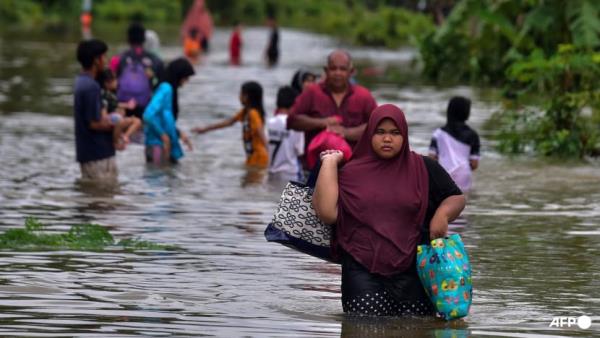 Six dead, tens of thousands hit by southern Thailand flooding