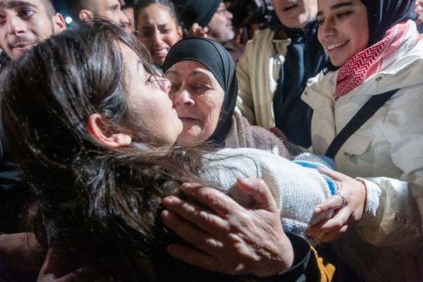 Freed Palestinian priso<em></em>ners are reunited with loved o<em></em>nes after being released from Israeli prion on November 30, 2023 in Ramallah, West Bank. (Photo by Spencer Platt/Getty Images)