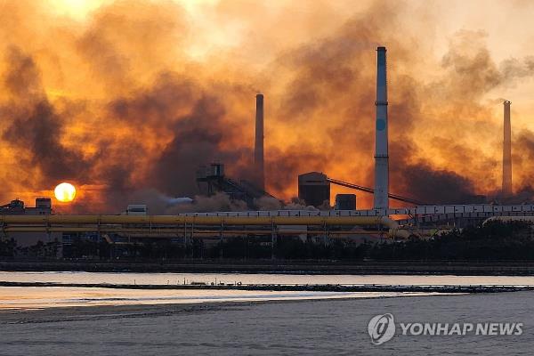 This photo, provided by a reader, shows smoke engulfing POSCO's Pohang Steelworks in the city 262 kilometers southeast of Seoul on Dec. 23, 2023, after a fire broke out at the facility. (PHOTO NOT FOR SALE) (Yonhap)