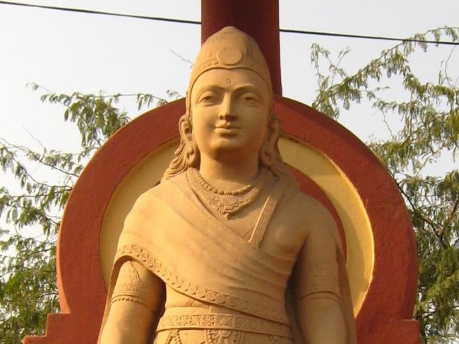 10-enigmatic-facts-a<em></em>bout-the-emperor-of-the-maurya-empire-statue