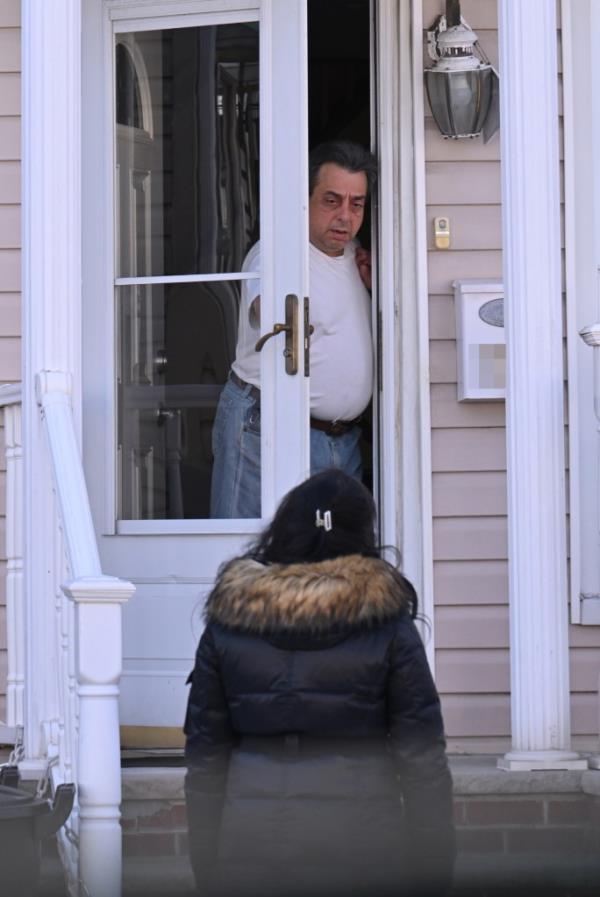 Migrants begging Marine Park residents.