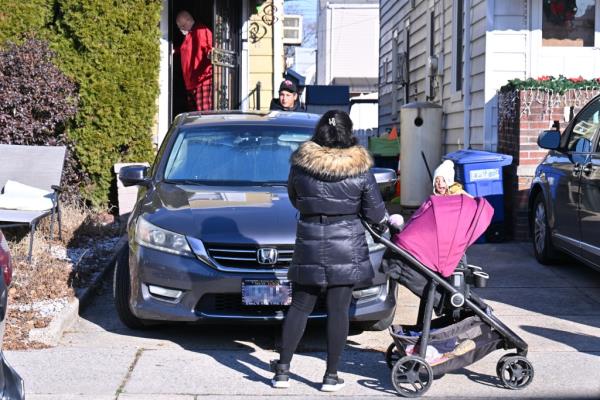 Migrants begging Marine Park residents.