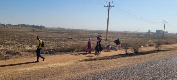 Sudanese children and families displaced from Gezira flee on foot after clashes erupt in Wad Madani, Al Jazirah state.