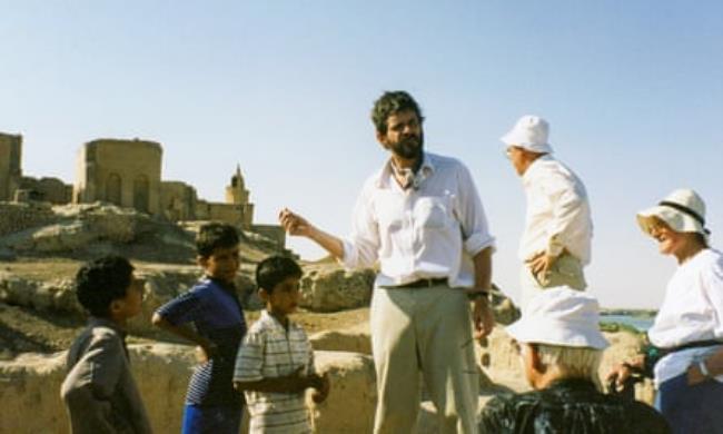 Jo<em></em>nathan Tubb with a tour at Tell Ashara-Terqa, Syria, 1997.