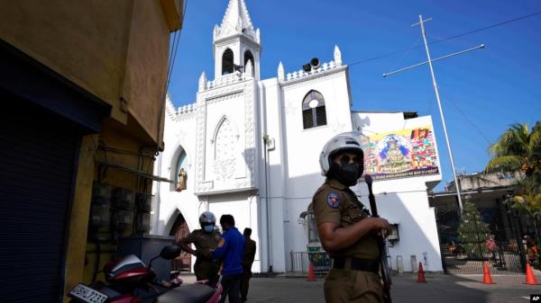 FILE - A Sri Lankan police officer stands guard outside at a church during Christmas festivities in Colombo, Sri Lanka, Dec. 25, 2021. On Dec. 25, 2023, Sri lanka granted amnesty to 1,000 co<em></em>nvicts to mark Christmas.