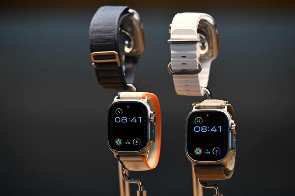 Apple Watch Ultra 2 devices are displayed for sale at The Grove Apple retail store on release day in Los Angeles, California. Apple said on Dec. 18 that it will stop selling some of its smartwatch models in the United States while it fights a patent battle over technology for detecting blood oxygen levels. The move comes more than a mo<em></em>nth after the United States Internatio<em></em>nal Trade Commission recommended banning im<em></em>ports of Apple Watch models that appear to infringe patents held by Masimo Corp. (AFP)