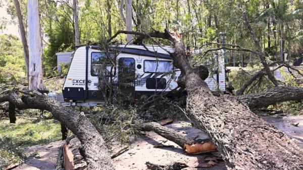 Thunderstorms batter Australia's east, heatwave grips north