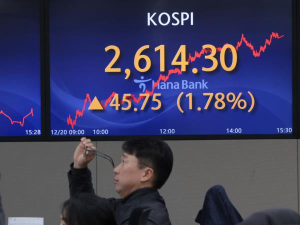 An electro<em></em>nic board showing the Korea Composite Stock Price Index at a dealing room of the Hana Bank headquarters in Seoul on Tuesday. (Yonhap)