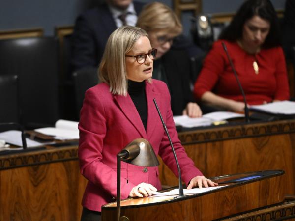 Minister of Finance Riikka Purra (PS) on the rostrum in the session hall of the Parliament House on 13 December 2023.