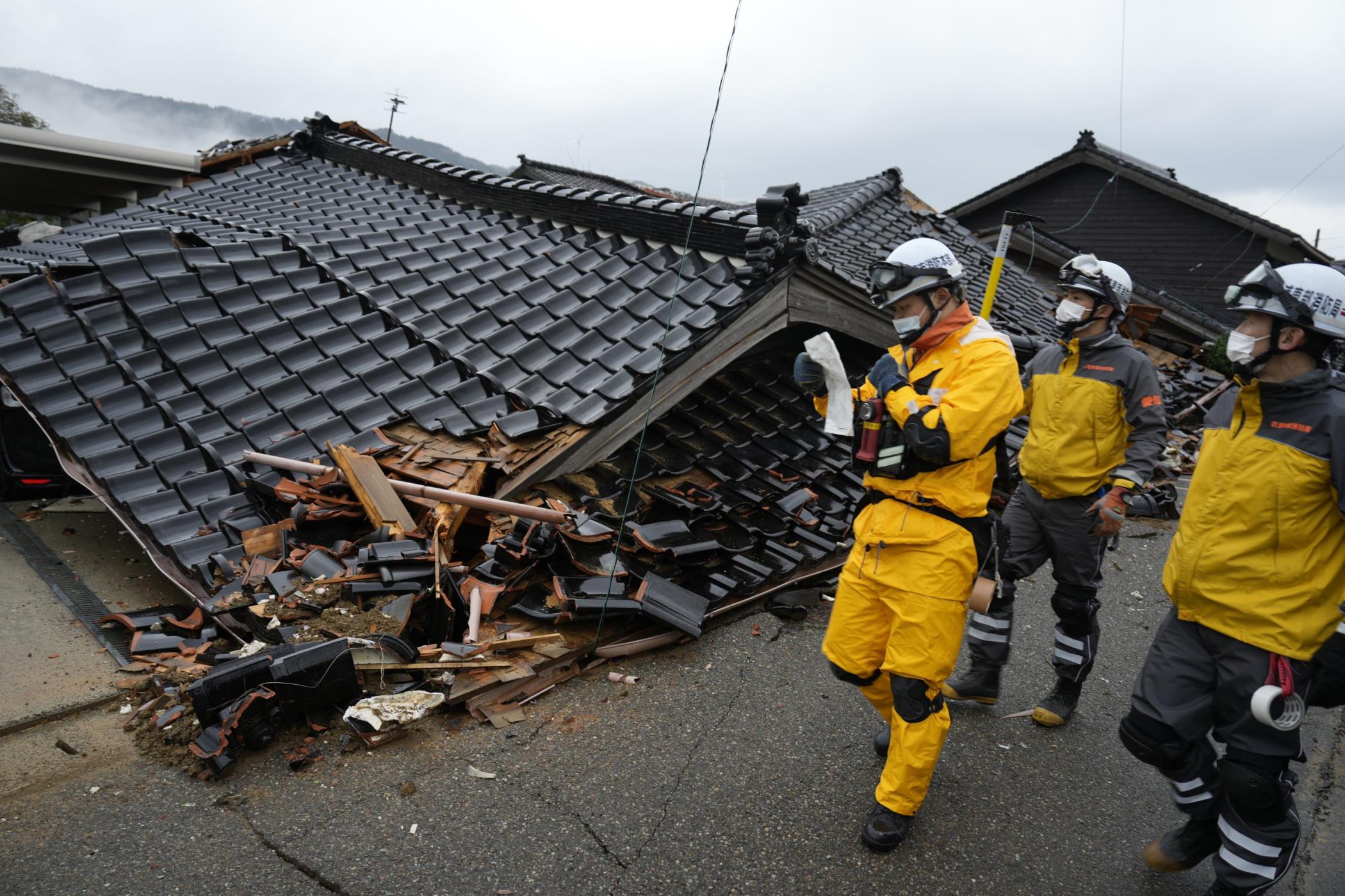 Rescue workers search for missing people at a collapsed building in Mo<em></em>nzen Town, Wajima, Ishikawa Prefecture, Japan, Jan. 3, 2024. (EPA Photo)