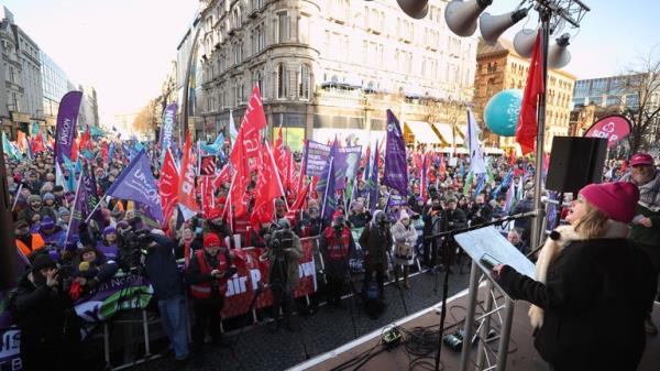 Unio<em></em>n members outside Belfast City Hall, Belfast