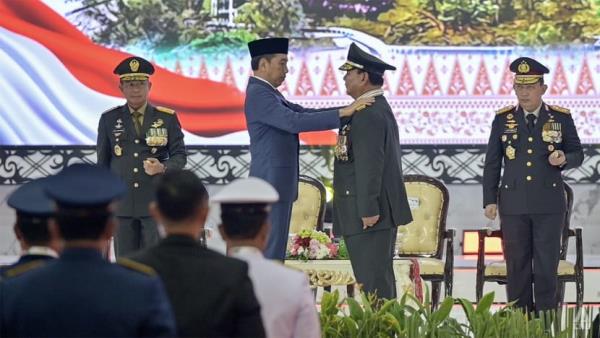 Prabowo awarded four-star general rank by Jokowi, who fends off talk of a political transaction