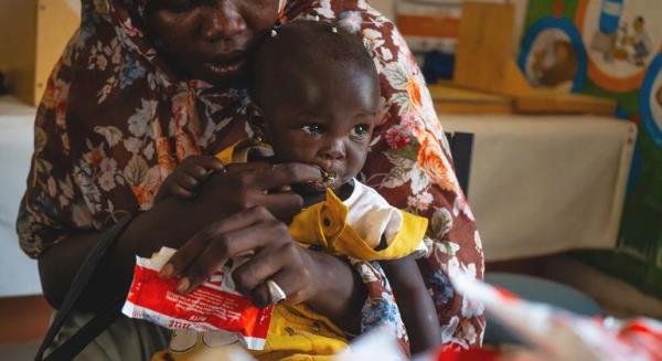 An eight-month-old girl is under treatment for severe acute malnutrition after receiving rations at a WFP-supported nutrition centre in Port Sudan.