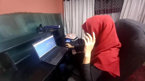 The internet is almost the o<em></em>nly way for Afghan women to earn a living or communicate, but it is highly co<em></em>ntrolled and thus very risky. Credit: Learning Together.