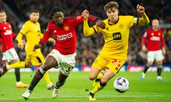 Oliver Arblaster (right) in action for Sheffield United at Manchester United last season.