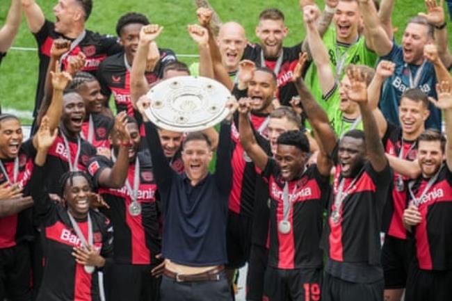 Nathan Tella (No 19) next to Xabi Alo<em></em>nso as Leverkusen celebrate with the Bundesliga trophy.