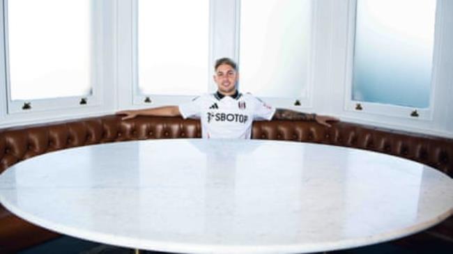 Emile Smith Rowe and a massive table, earlier.