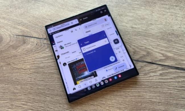 The Samsung Galaxy Z Fold 6 running eight apps on screen at once