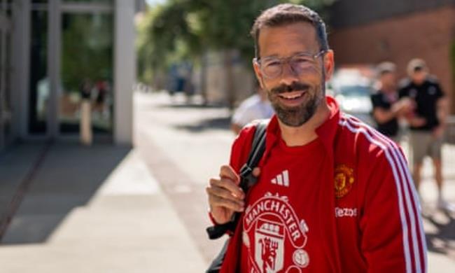 Van Nistelrooy is back at United.