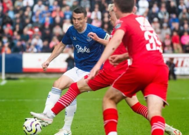 Everton’s Séamus Coleman takes on Sligo Rovers’ Kevin Muldoon