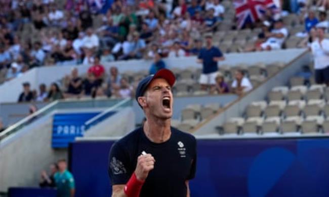 Andy Murray pumping his fist and shouting