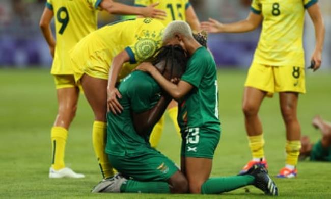 Australia’s Ellie Carpenter comforts Zambia’s Deborah Abiodun and Jennifer Echegini after the 6-5 thriller at Stade de Nice.