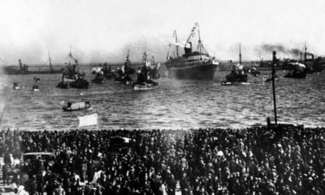 Huge crowds line the dockside to await the arrival of the victorious Uruguayan football team as their ship returns to Mo<em></em>ntevideo from France in 1924. The Uruguayan team beat the Switzerland team 3-0 to win the gold medal in the final of the football tournament at the 1924 Summer Olympics.