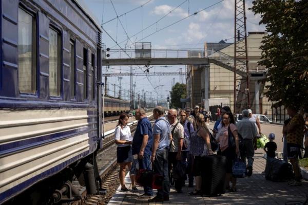 People line up to enter a train to leave Pokrovsk, Ukraine, as Russian forces advance across the fro<em></em>ntlines in the Do<em></em>netsk region amid Russia's attack on Ukraine, August 2, 2024. REUTERS/Thomas Peter