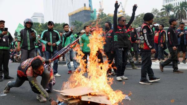 Indo<em></em>nesian app-ba<em></em>sed motorcycle taxi drivers strike in protest over low pay