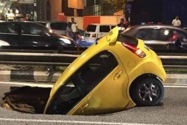 A Myvi car plunged into a sinkhole on Jalan Maharajalela, KL, in 2019. A leaking water pipe was said to be the cause of the incident.