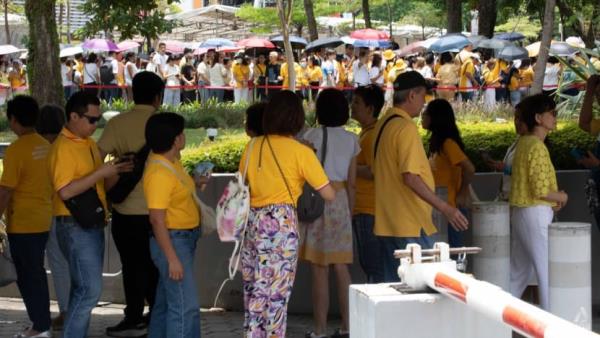 Crowds arrive at the Natio<em></em>nal Stadium hours before papal mass begins