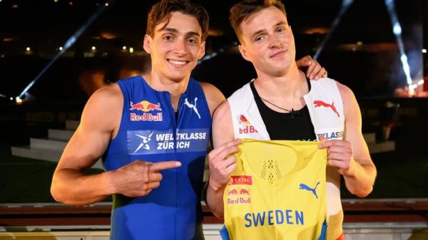 Armand Duplantis (L) presenting the Sweden jersey to be worn by Karsten Warholm