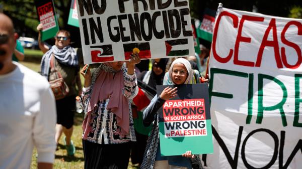 Demo<em></em>nstrators march through Cairns during a rally in solidarity with Palestine. Demo<em></em>nstrators gathered at the Cairns Esplanade to protest as part of a Natio<em></em>nal Day of Action in support of Palestine, calling for a total ceasefire and for the Australian Government to sanction Israel. 