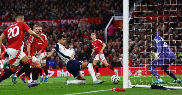 Spurs romp to 3-0 win over 10-man Manchester United