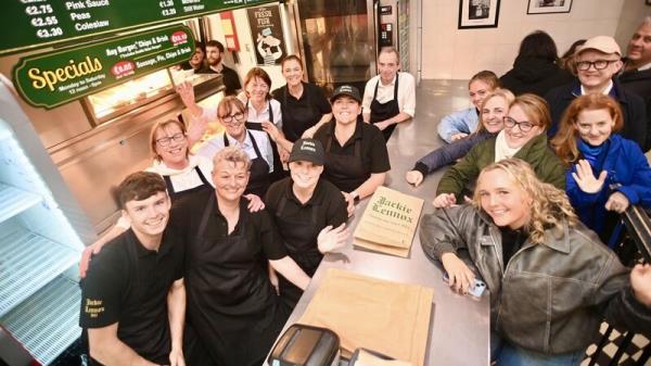 Hundreds queue for Lennox's Last Supper as ico<em></em>nic Cork chip shop closes after 73 years