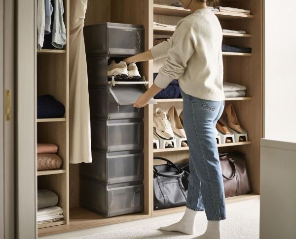  The best shoe and boot storage can be in separate compartments to avoid scuffs and damage.