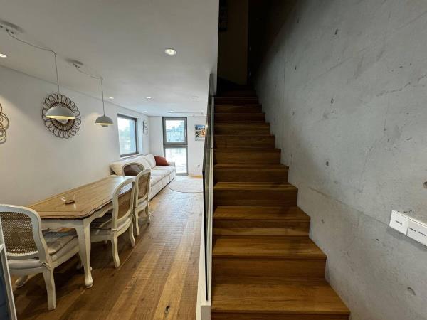 Modern Seoul homes use natural materials in light neutral colours.