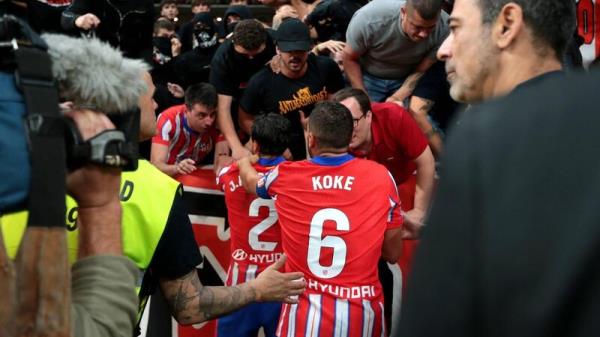 Diego Simeone fumes at Atlético ultras after trouble stops derby for 15 minutes