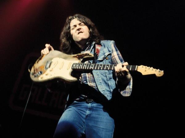 Rory Gallagher in 1970. (Photo by Fin Costello/Redferns)